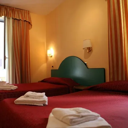 Hollywood Hotel 2*
