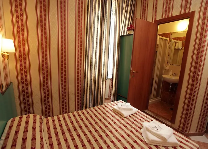 Hollywood Hotel 2*